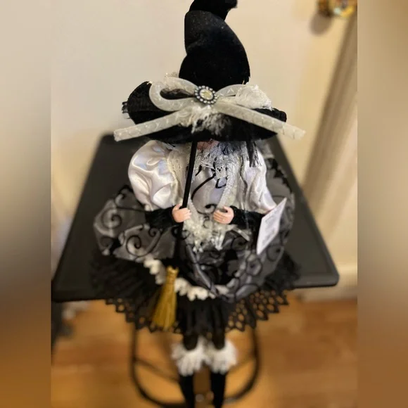 Sitting Witch - Picture 4 of 10